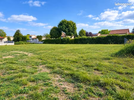 terrain 655 m² feillens