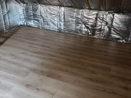 location mezzanine au-dessus du garage attenant à l'habitation pour stockage