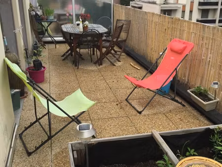 f2 avec terrasse parking prox lycée et centre ville