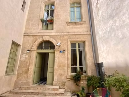 appartement t2 meublé – centre historique d'arles – bail 10 mois renouvelable