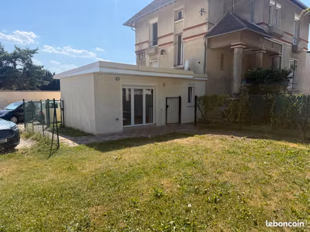 studio avec grand jardin privatif et une place de parking