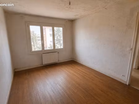 t2 à rénover – 33 m² – avenue de la libération  quimper