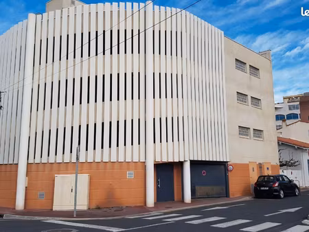 location parking dans immeuble sécurisé plein centre canet-plage  proche marchés et casino