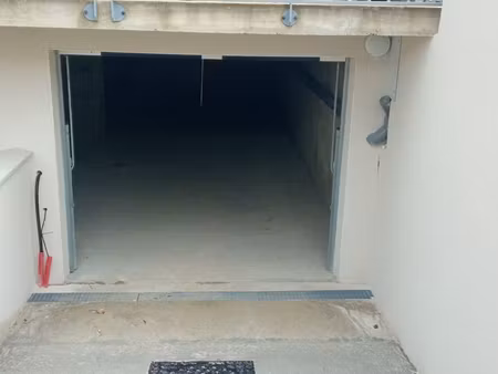 garage à louer - idéal pour stationnement ou stockage