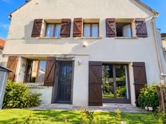 maison . intérieur agréable. jardin