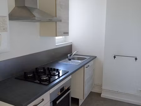 f3 dans petit immeuble clermont-fd