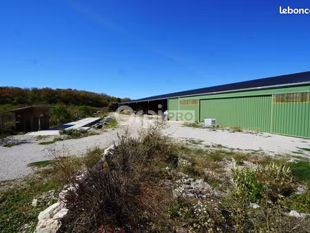 local d'activité 1 600 m²