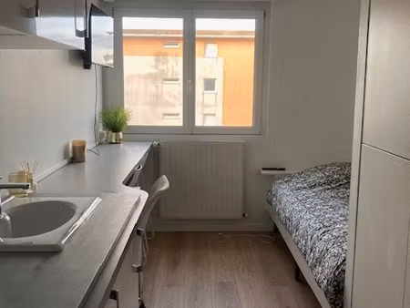 loue chambre de 10.5 m2 dans appartement de 120m2 avec parties communes à partager
