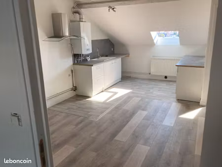 bel f2 refait à neuf avec place de parking privé