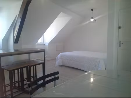 studio très lumineux