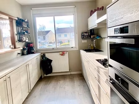 maison individuelle lumineuse avec véranda  jardin paysager et cuisine d’été