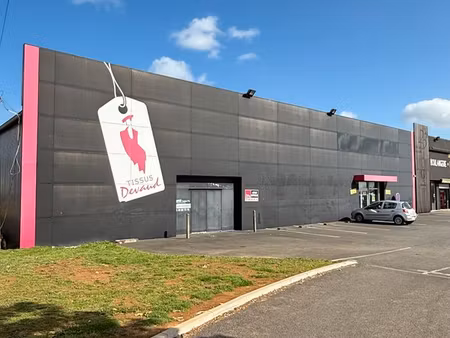 local commercial environ 1000 m2 chauray