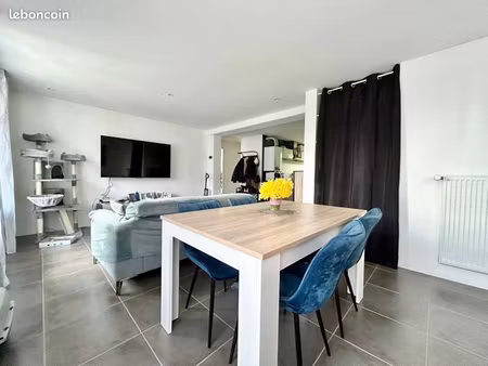 ? t3 lumineux de 66 m² avec 3 balcons et grande pièce de vie