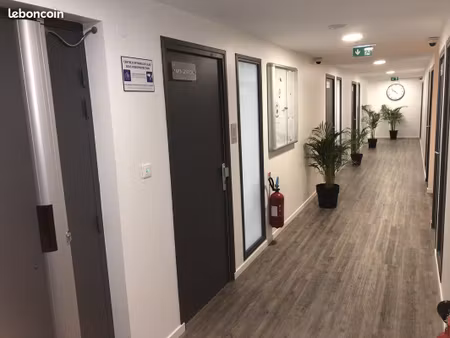 espace de travail fonctionnel dans centre d’affaires
