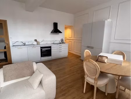 place des héros – appartement de 58 m² avec vue sur la place