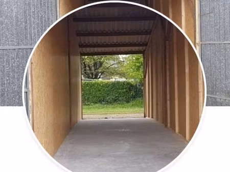 grand local de stockage bétonné portes 3 m de haut accès pl
