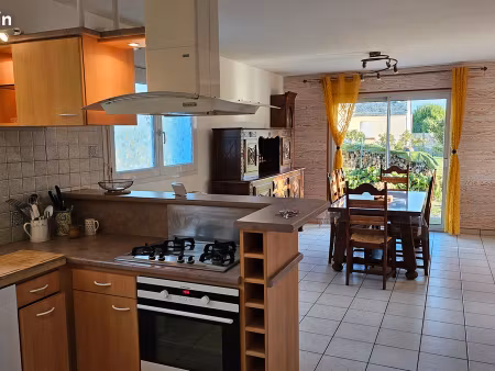 a l'année -appartement meublé dans maison particulière -ile grande