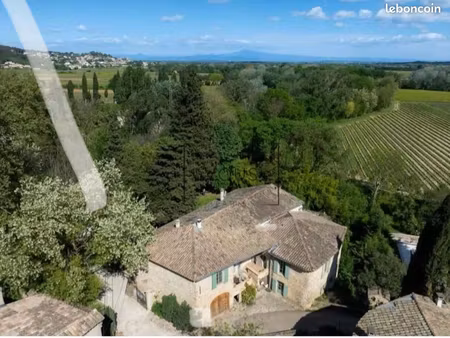 grande maison avec rivière