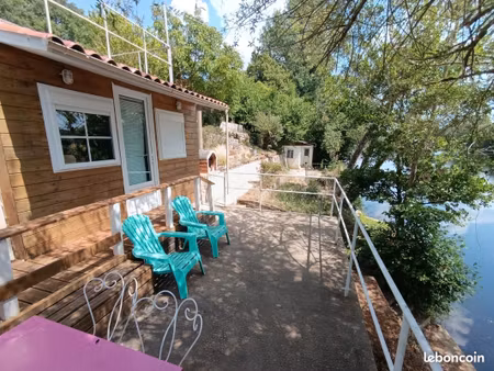 maison au bord de l'eau