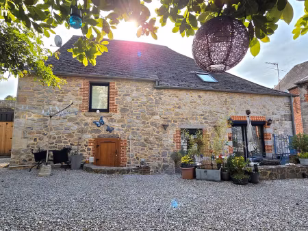 ravissante maison en pierres située à etroeungt