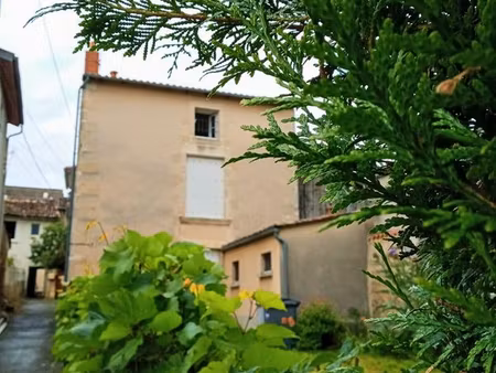 studio 22m2 ideal étudiant/e agreable a vivre et pour etudier. 320 cc
