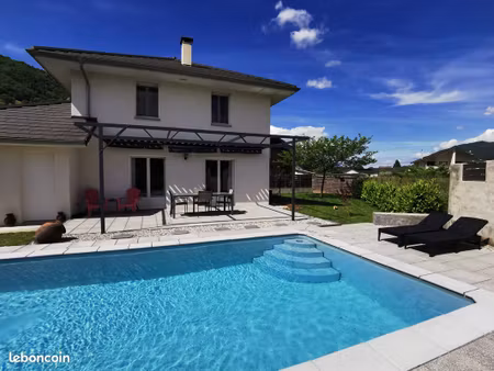 maison familiale avec piscine  vue château et 3 chambres – aucun travaux à prévoir