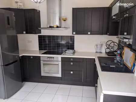 petite maisonnette en plein centre ville. proximité de tous les commerces
