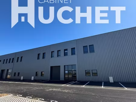 local 1 077 m²