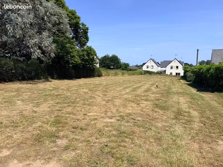 terrain viabilisé avec petite vue mer