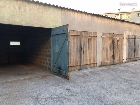 lots 5 garages