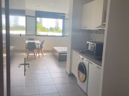 beau studio totalement meublé de 26.56m2 avec parking privé et sécurisé en sous-sol. proch