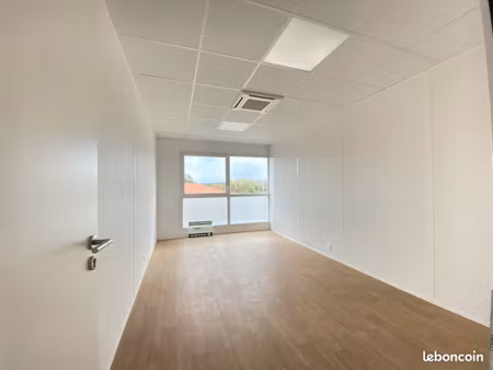 bureau climatisé avec salle d attente et wc dans immeuble neuf proche centre commercial et