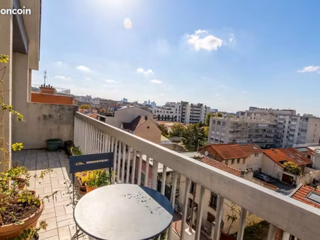 dernier étage avec ascenseur  vue dégagée et balcons