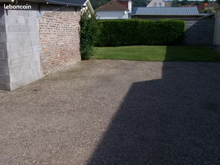 eu loue emplacement parking dans cour fermée