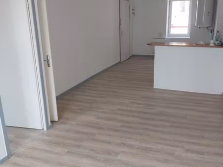 t2 de 38m2 centre de crest (halle au blé)