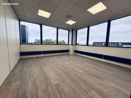 bureaux rénovés et climatisés de 200m² ou 400m² au pied du métro