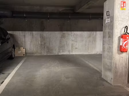 place de parking sécurisée en sous-sol