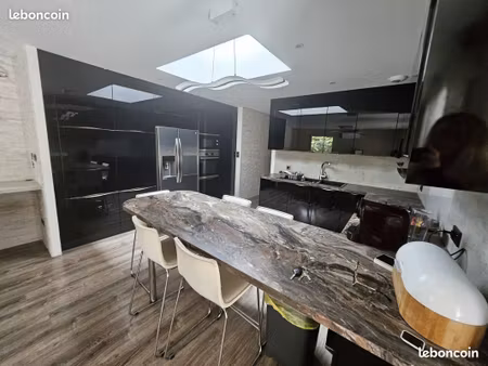 t4 meublé 90 m² esprit maison • 2 terrasses • parking • tram chu • libre 1er nov