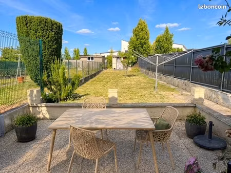 maison lumineuse de 85 m² avec grand jardin et parking privatif