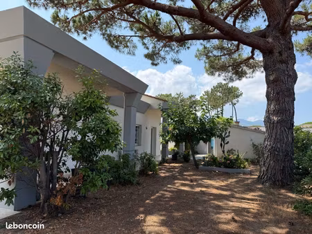 villa bord de mer sur la marana 