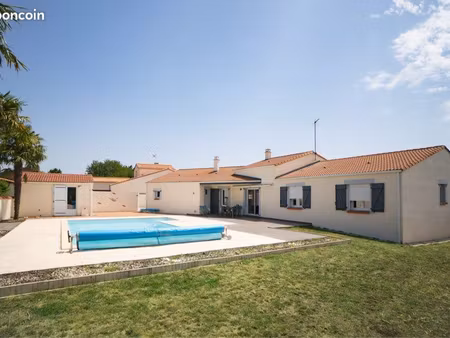 maison plein pied 4 chambres.piscine