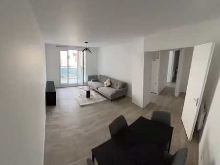 f2 meublé 48 m² – balcon – parking – 8 min du t2