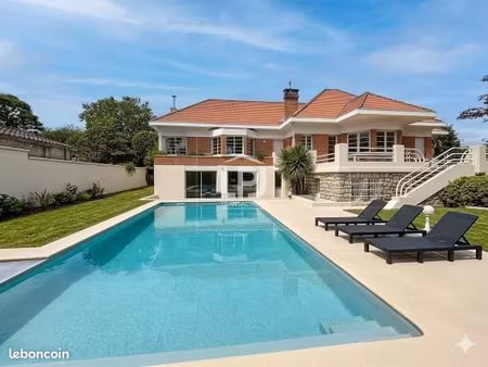 maison 9 pièces 351 m²