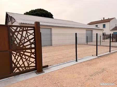 hangar 55m2 et extérieur 65m2 clôturé