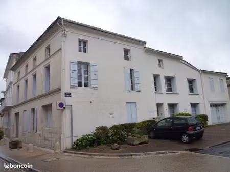a louer en nu centre bourg 17120 cozes-. appart 1er étage de type f 3