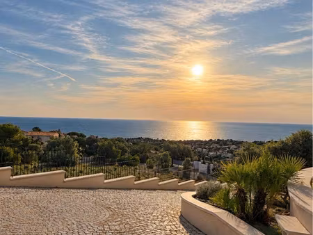 villa d’exception de 200 m² avec vue mer panoramique – saint-aygulf