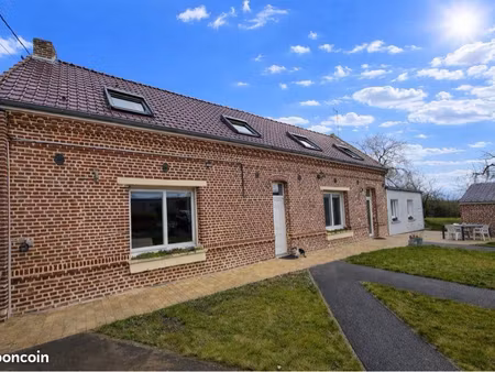 longère avec dépendance vue sur champ