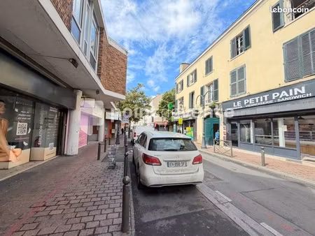 commerce santé 200 m²