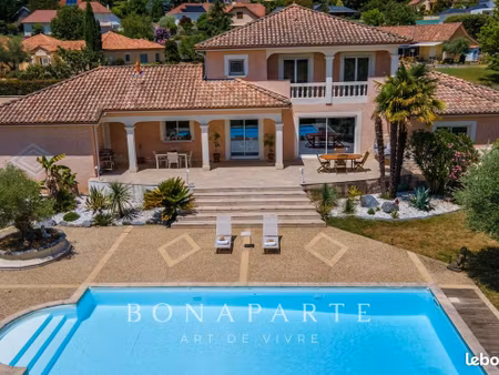 maison 8 pièces 204 m²