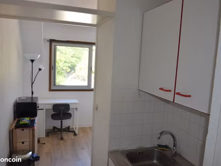 loue studio idéalement placé au pied du campus 1 (50m) pour étudiant(e)